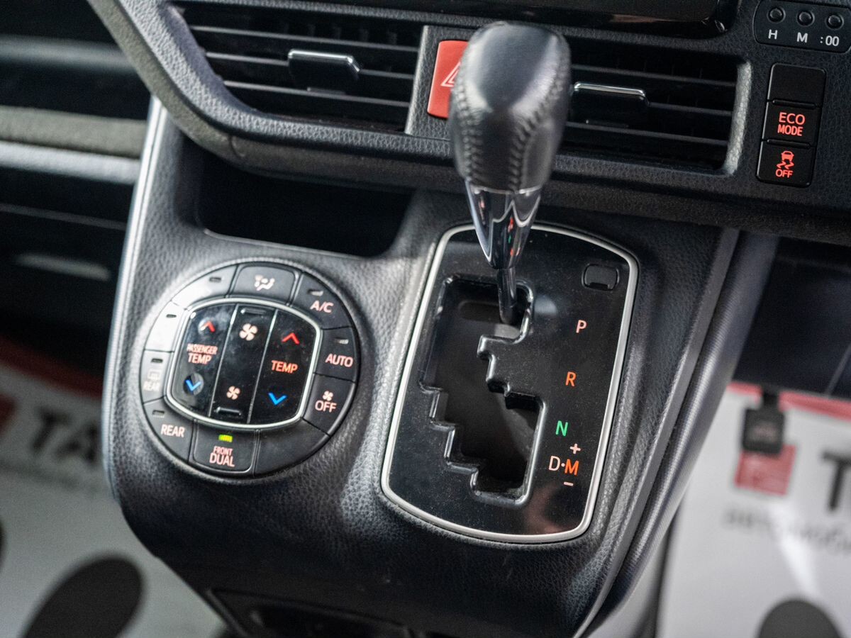 Toyota Voxy 2017 - фото автомобиля