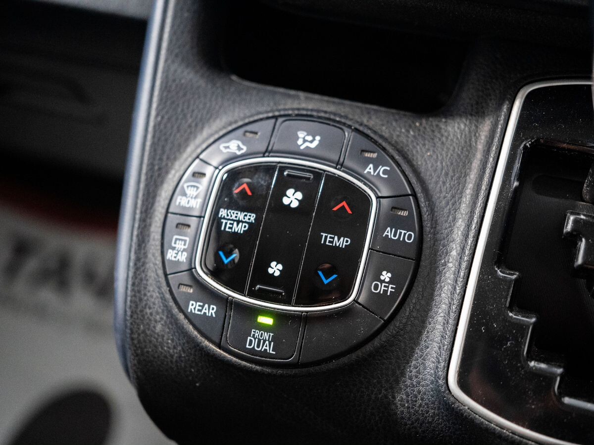 Toyota Voxy 2017 - фото автомобиля