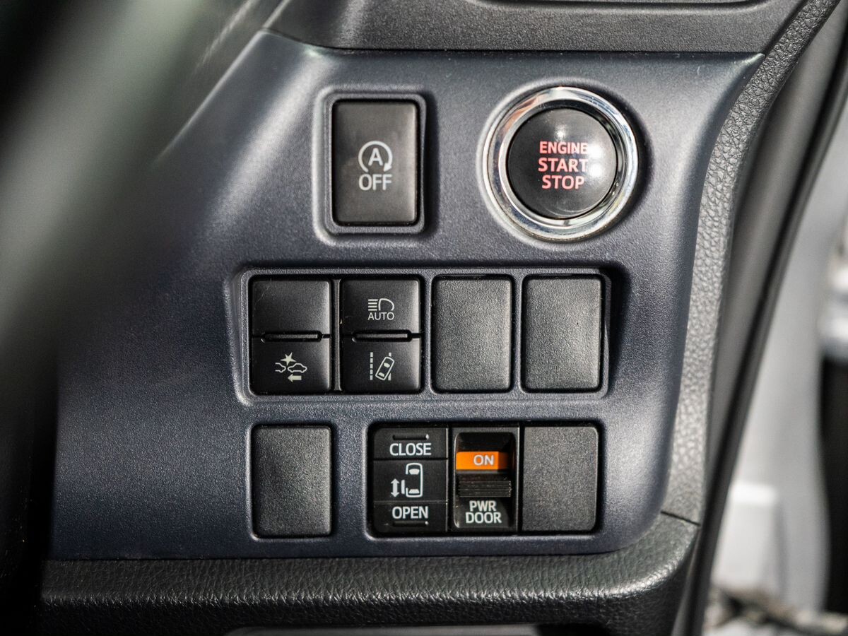 Toyota Voxy 2017 - фото автомобиля