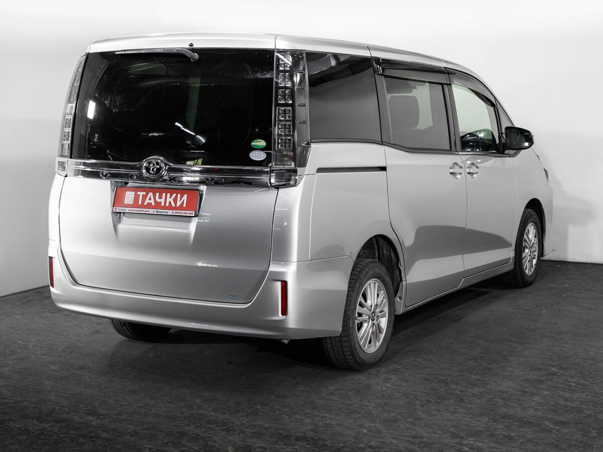 Toyota Voxy 2017 - фото автомобиля