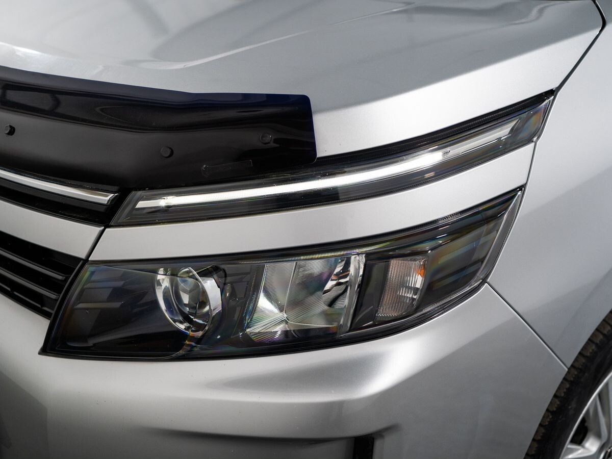 Toyota Voxy 2017 - фото автомобиля