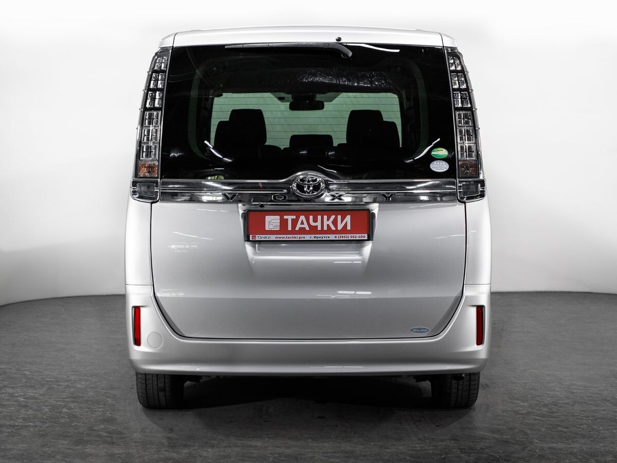 Toyota Voxy 2017 - фото автомобиля