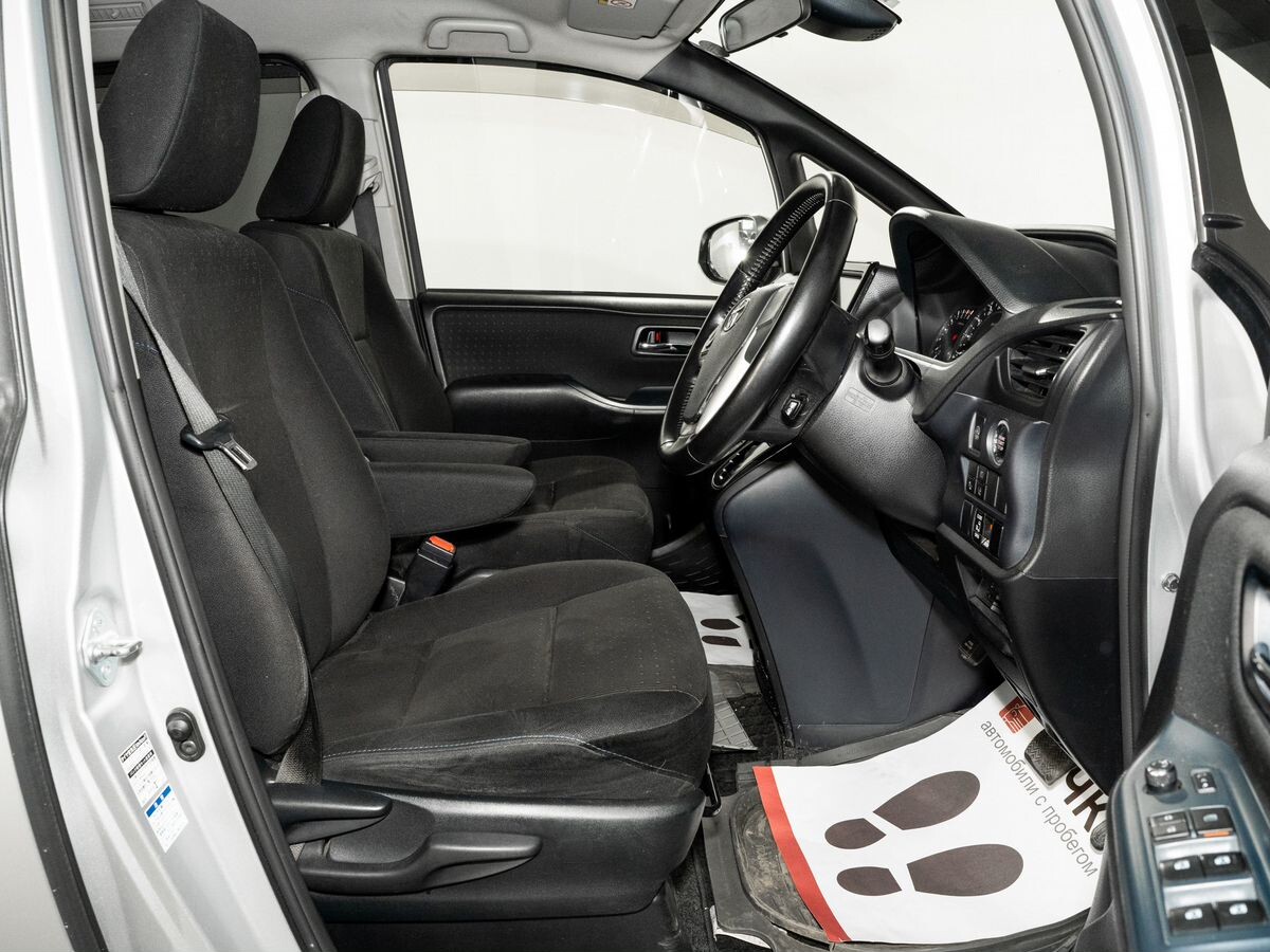 Toyota Voxy 2017 - фото автомобиля