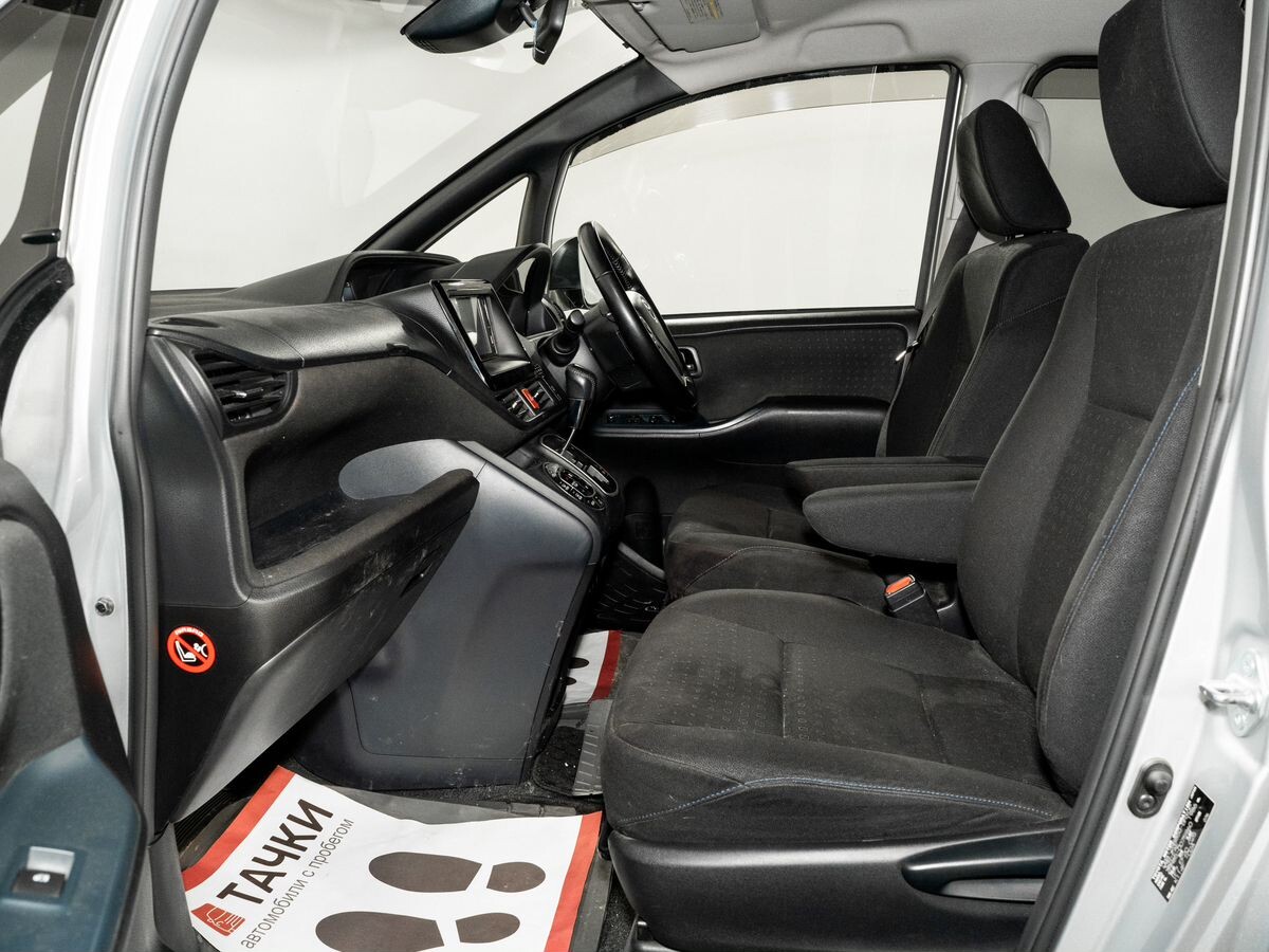 Toyota Voxy 2017 - фото автомобиля