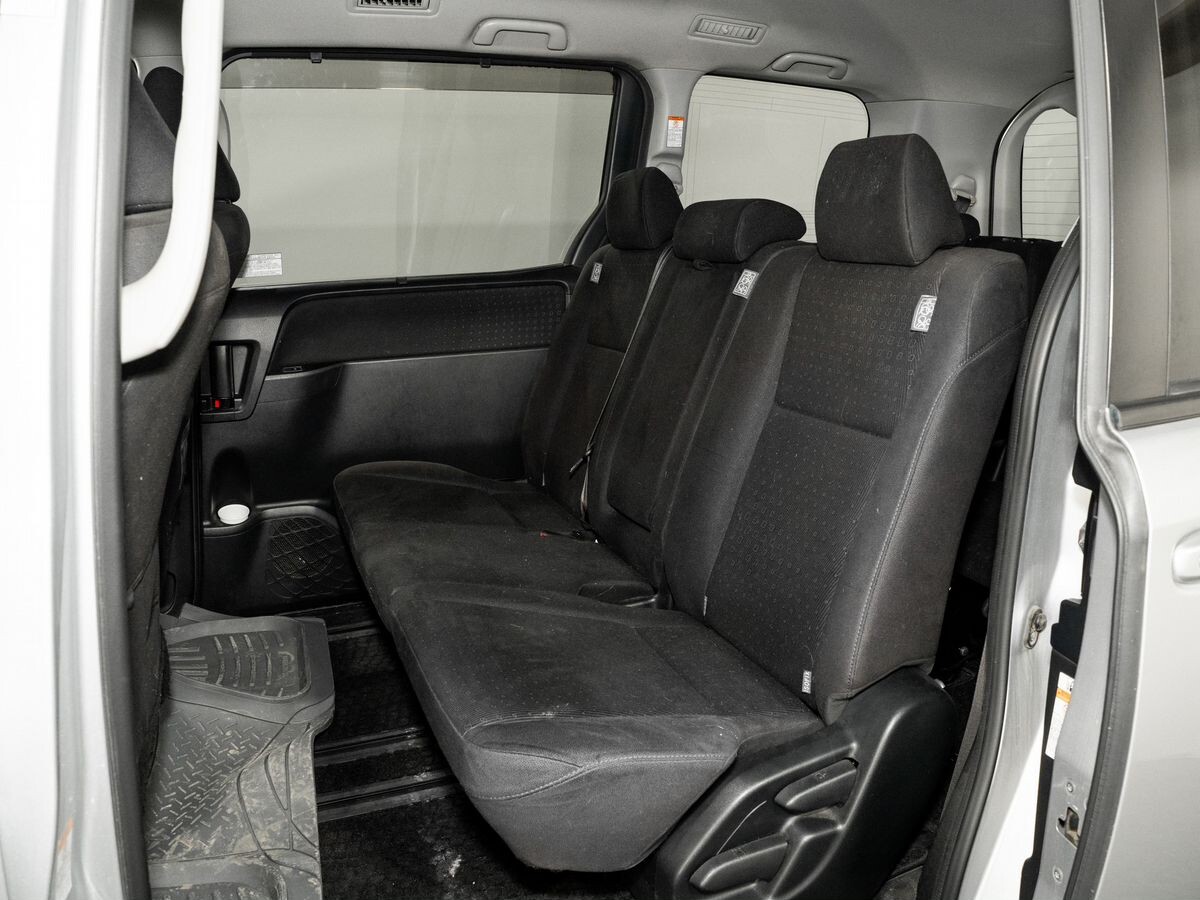 Toyota Voxy 2017 - фото автомобиля