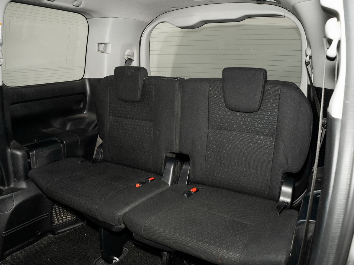 Toyota Voxy 2017 - фото автомобиля