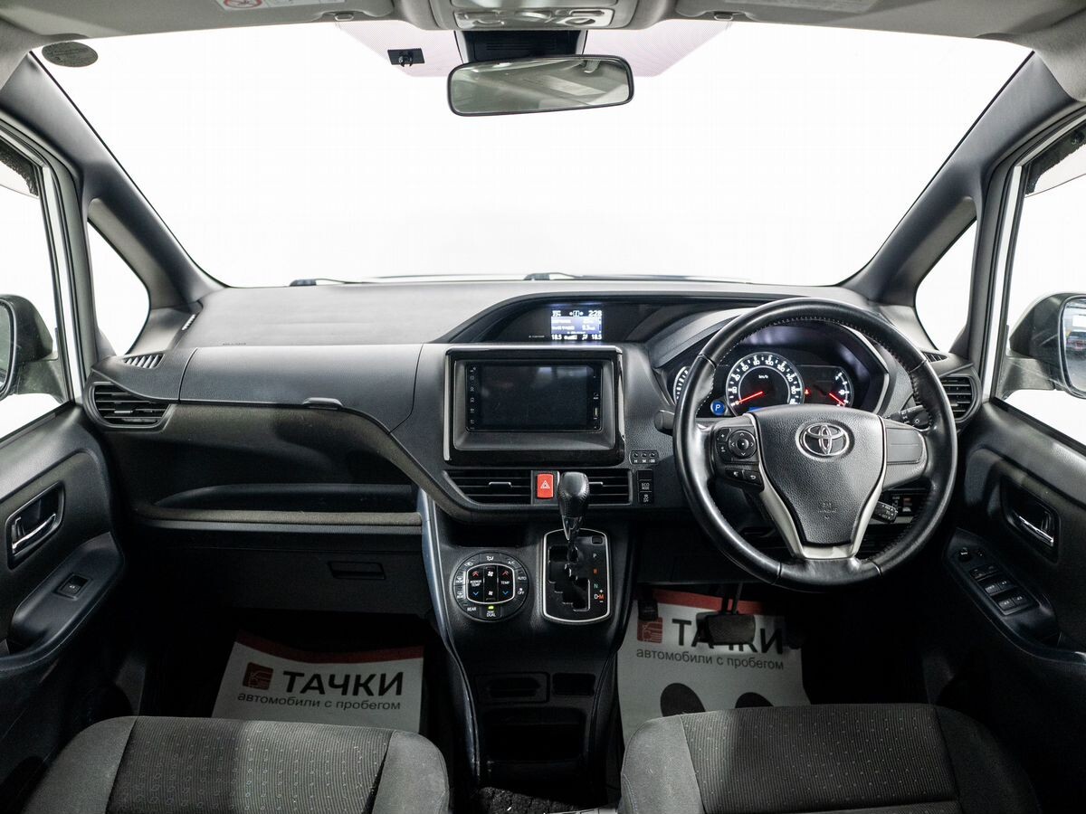 Toyota Voxy 2017 - фото автомобиля