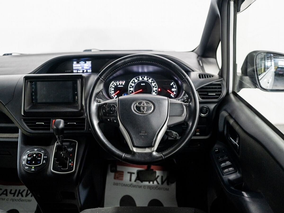 Toyota Voxy 2017 - фото автомобиля