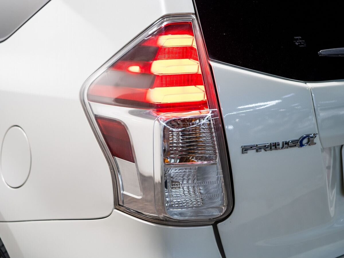 Toyota Prius Alpha 2014 - фото автомобиля