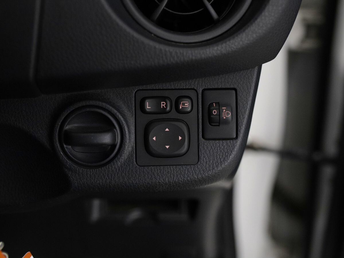 Toyota Vitz 2019 - фото автомобиля