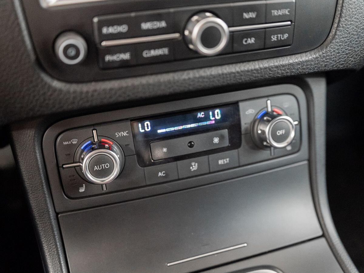 Volkswagen Touareg 2012 - фото автомобиля