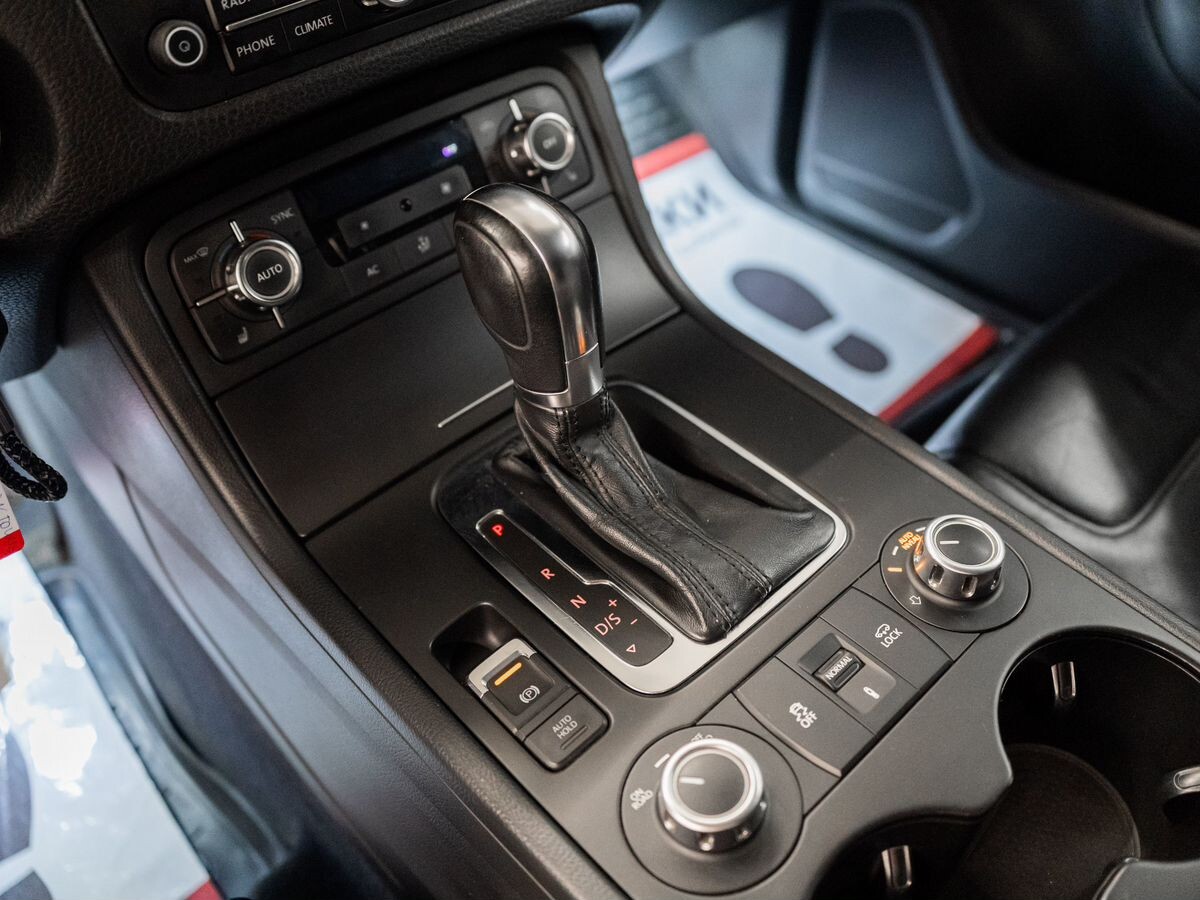 Volkswagen Touareg 2012 - фото автомобиля