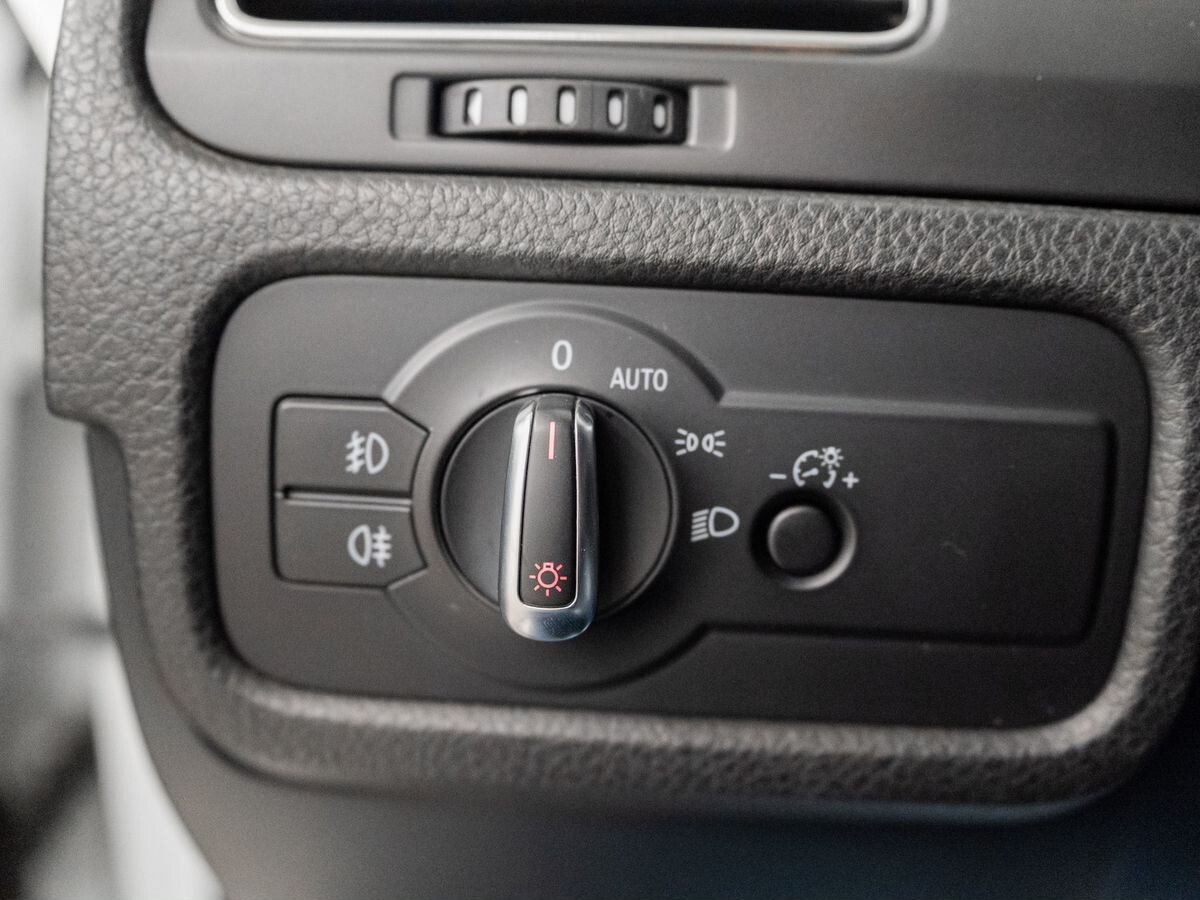 Volkswagen Touareg 2012 - фото автомобиля