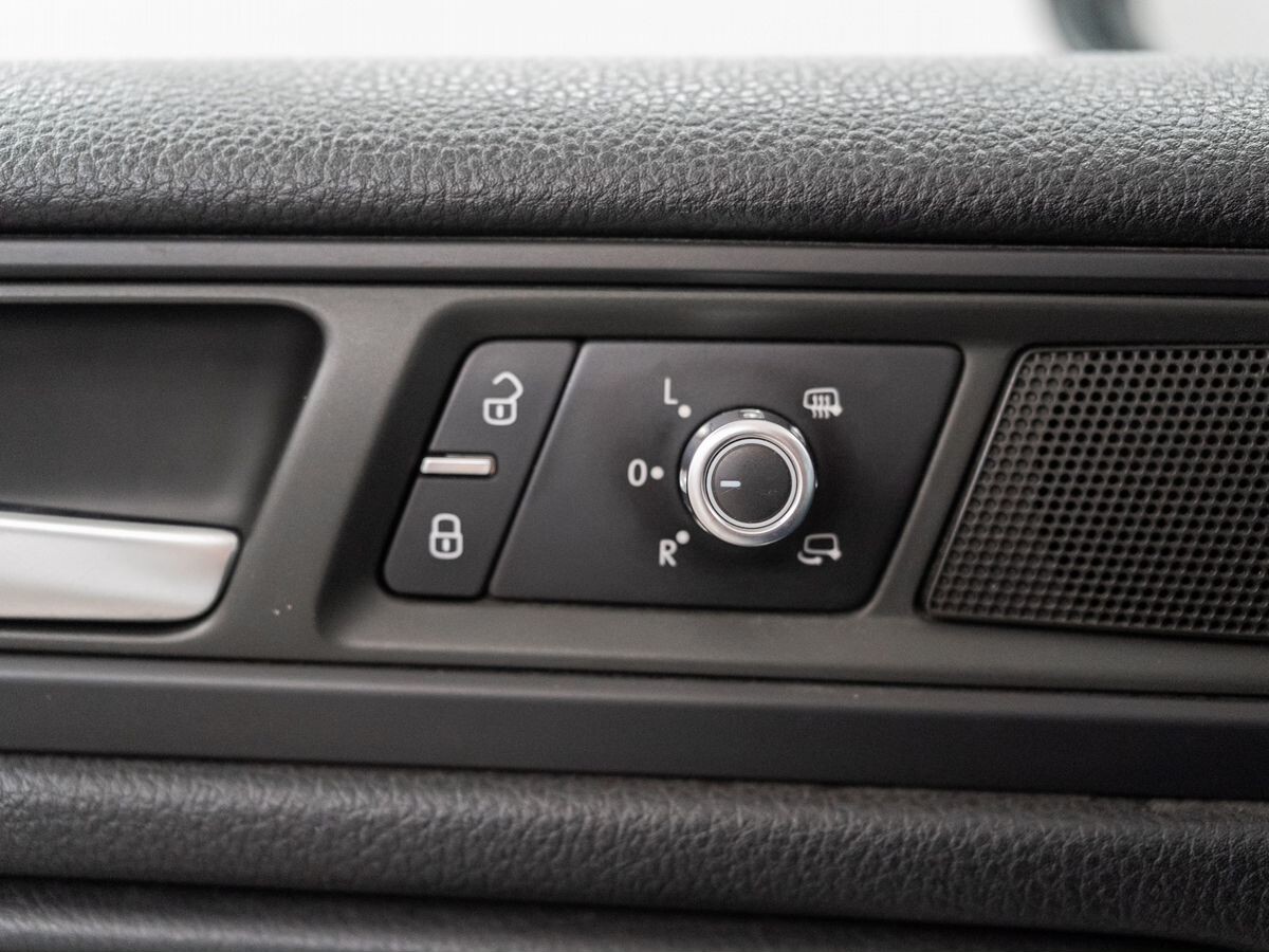 Volkswagen Touareg 2012 - фото автомобиля