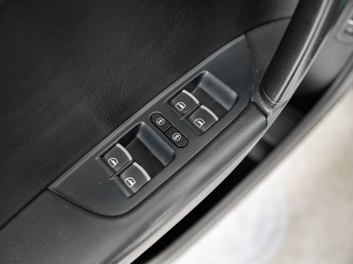 Volkswagen Touareg 2012 - фото автомобиля
