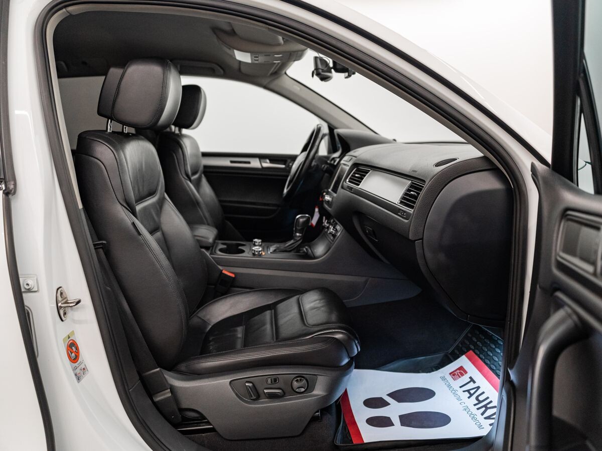 Volkswagen Touareg 2012 - фото автомобиля