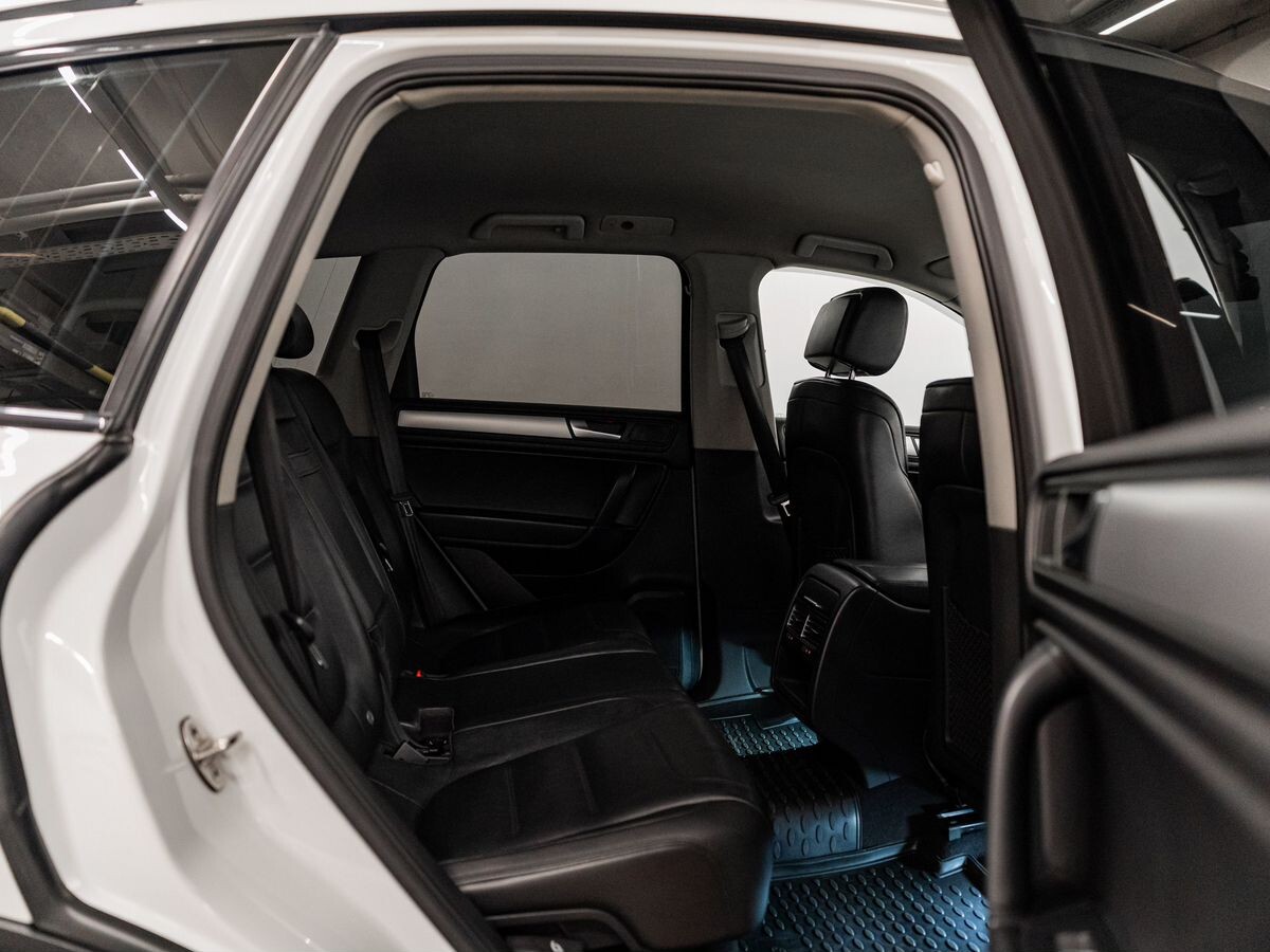 Volkswagen Touareg 2012 - фото автомобиля