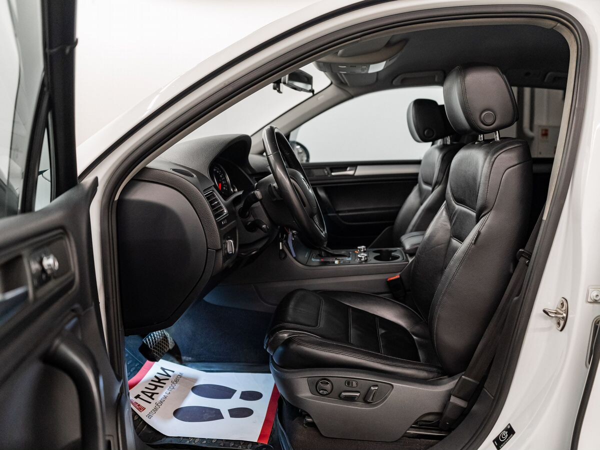 Volkswagen Touareg 2012 - фото автомобиля