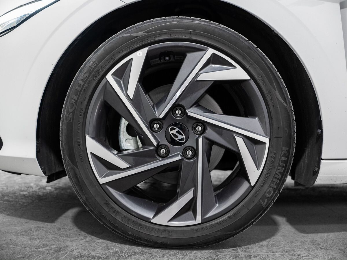 Hyundai Elantra 2023 - фото автомобиля