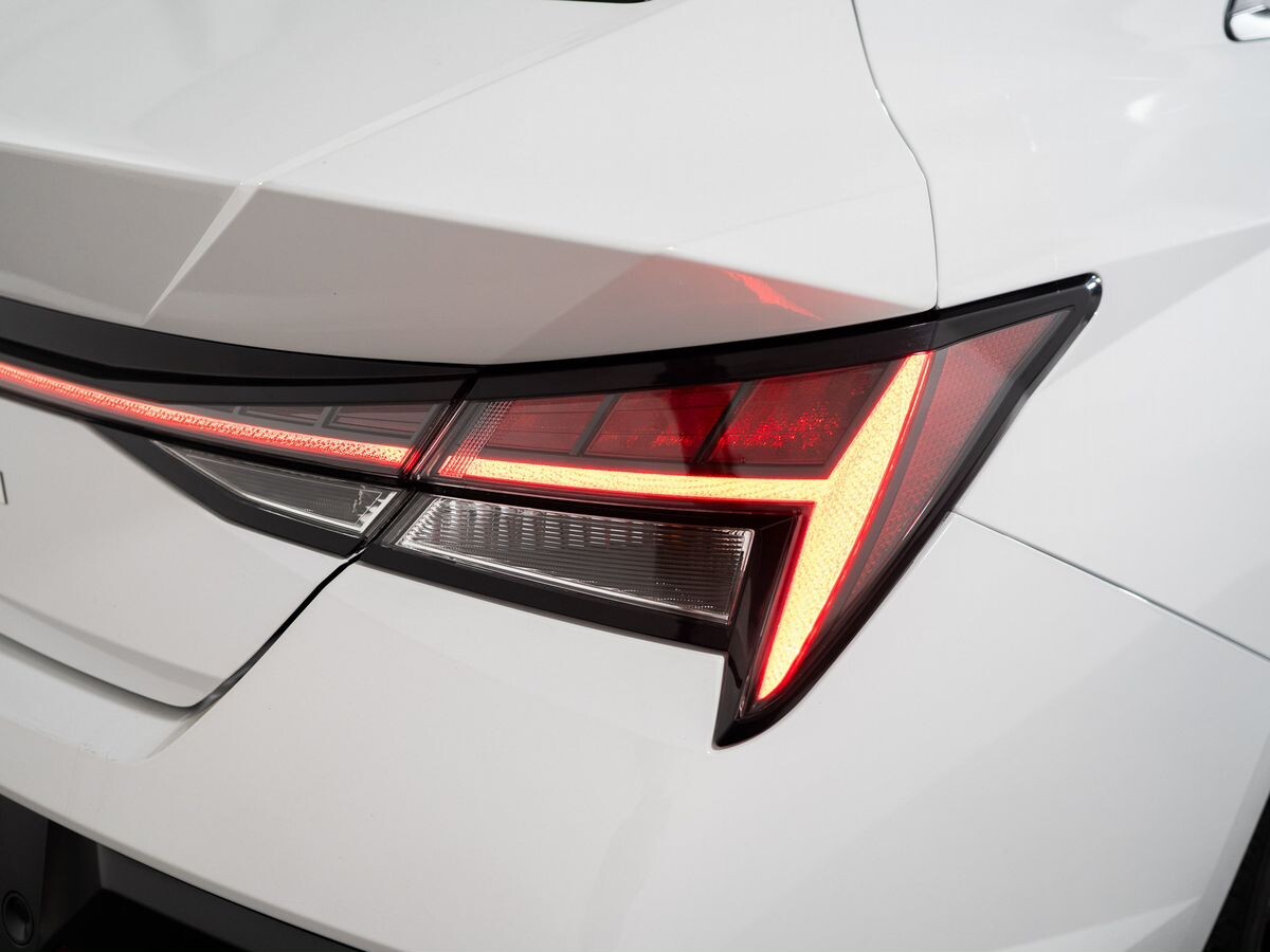 Hyundai Elantra 2023 - фото автомобиля