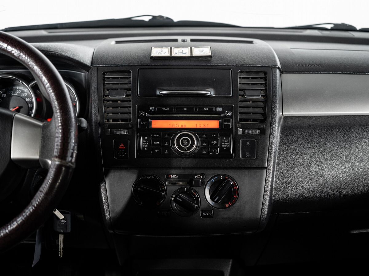Nissan Tiida 2011 - фото автомобиля