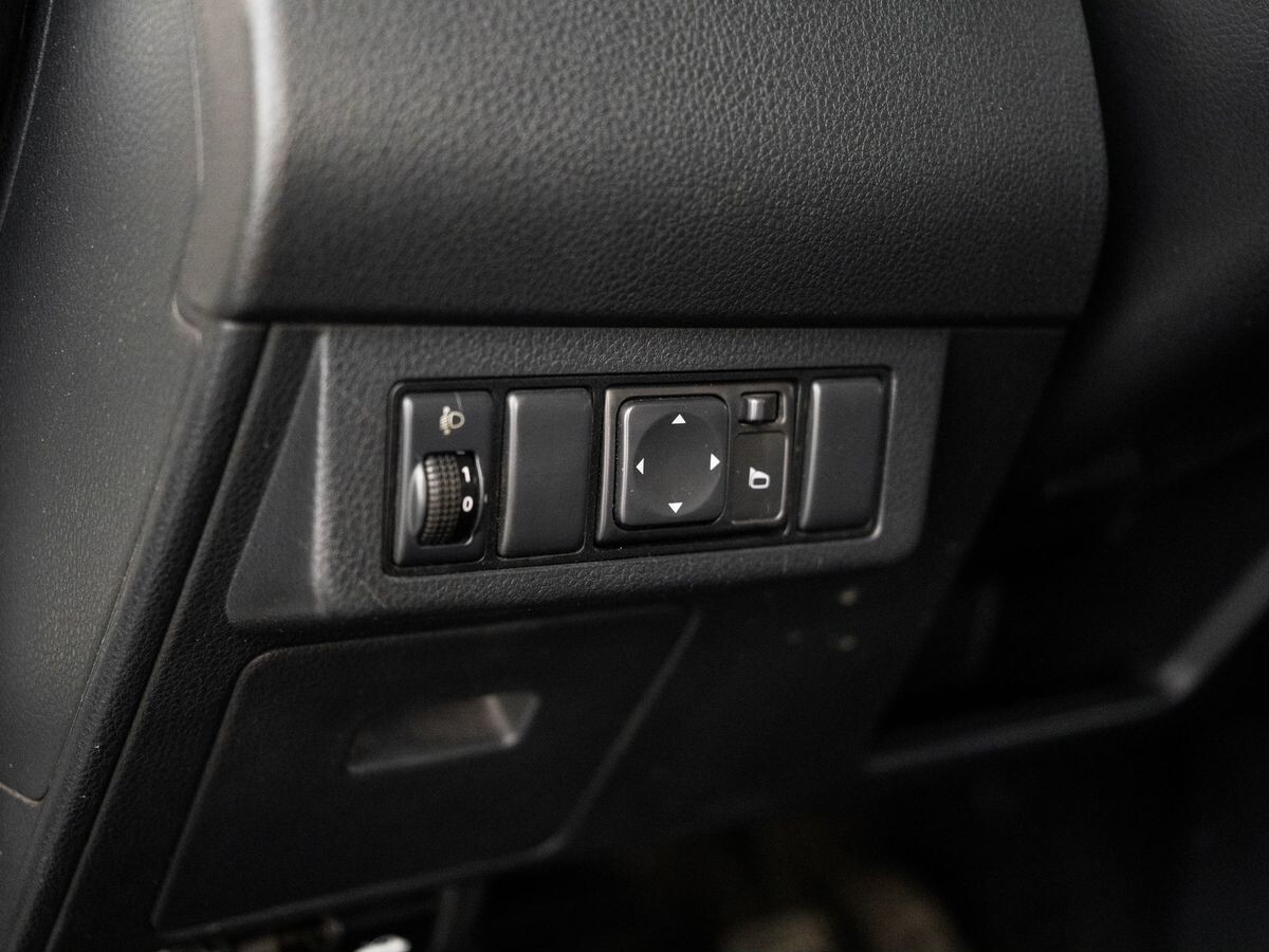 Nissan Tiida 2011 - фото автомобиля