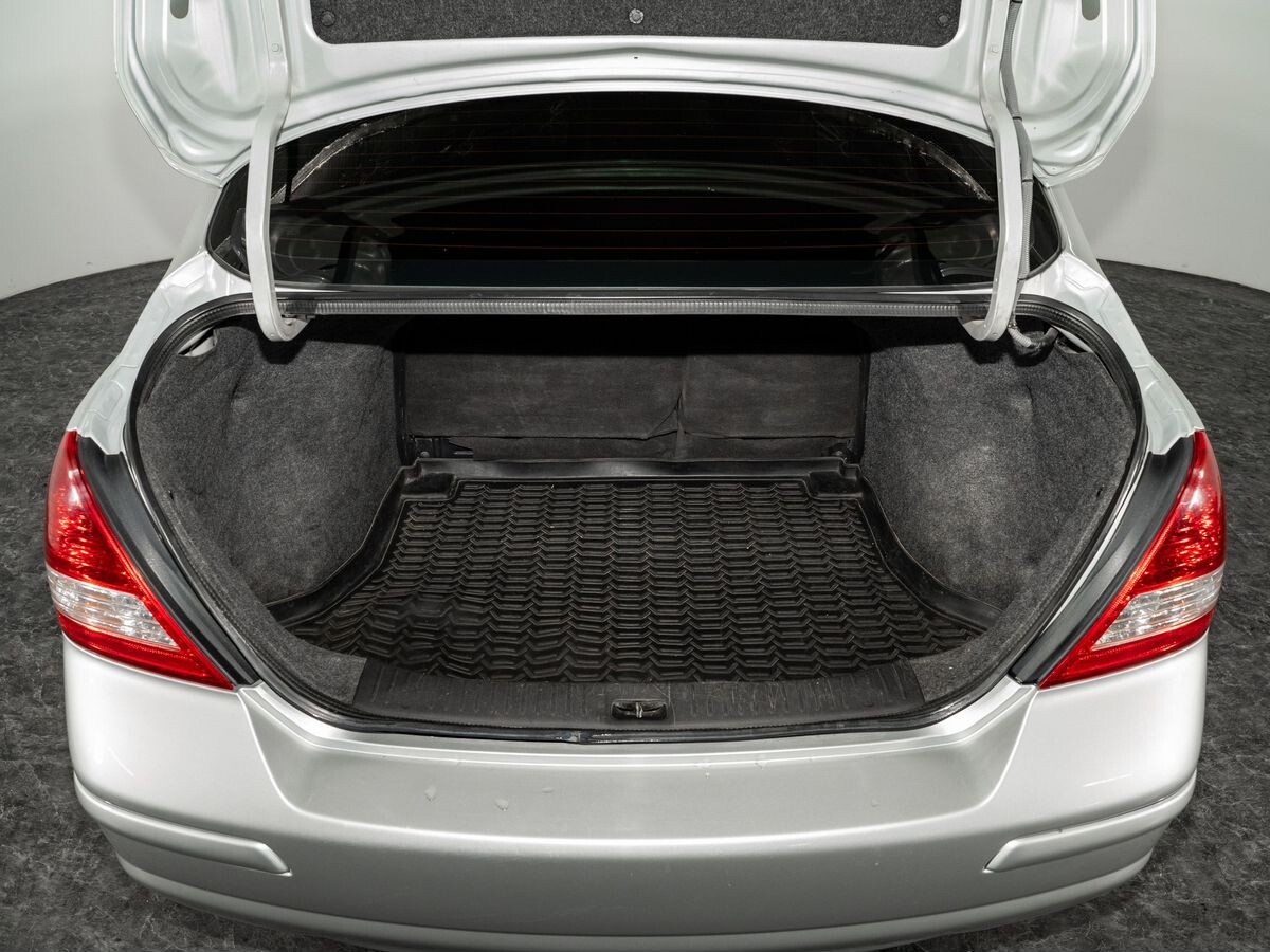Nissan Tiida 2011 - фото автомобиля