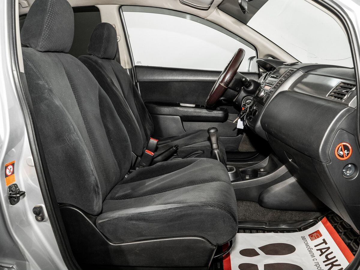 Nissan Tiida 2011 - фото автомобиля