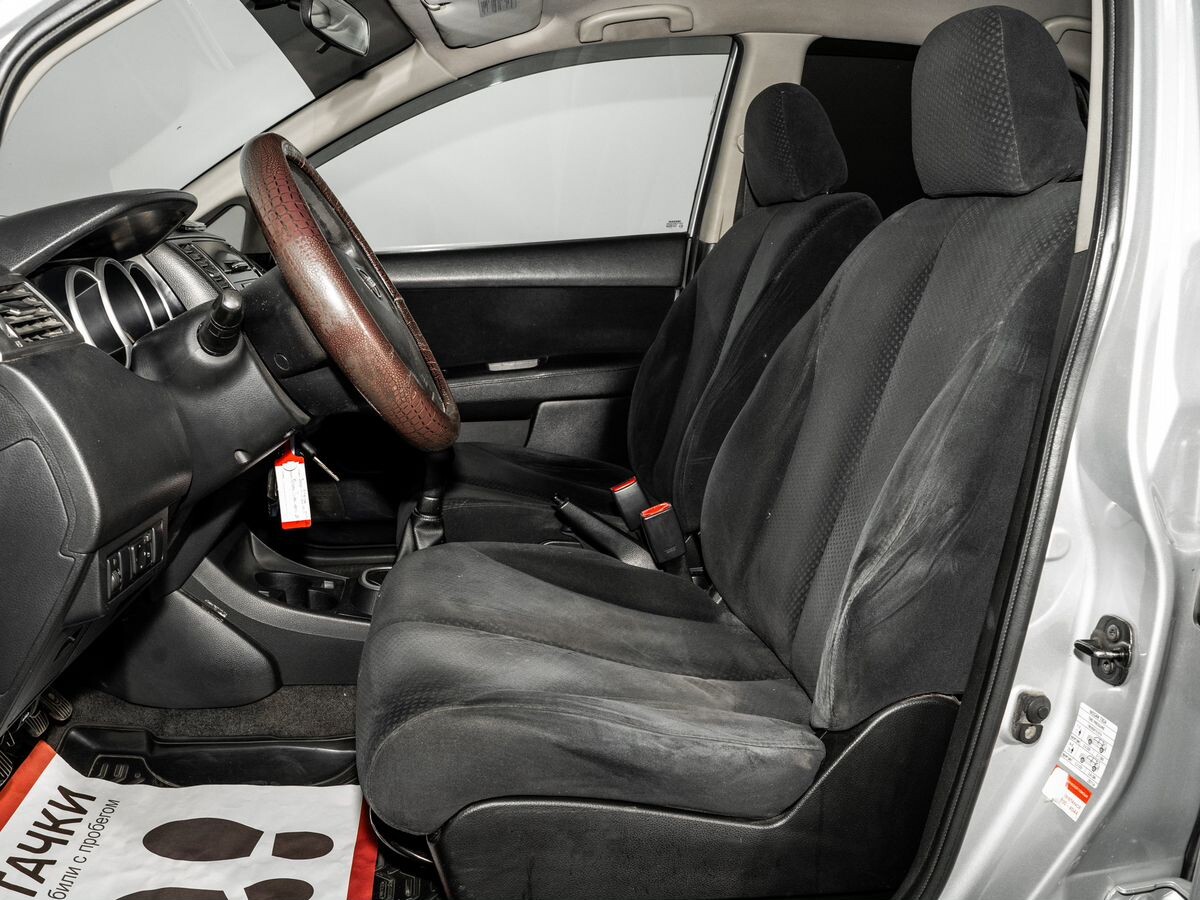 Nissan Tiida 2011 - фото автомобиля