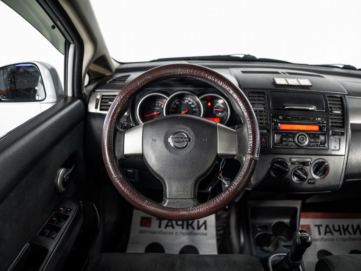 Nissan Tiida 2011 - фото автомобиля