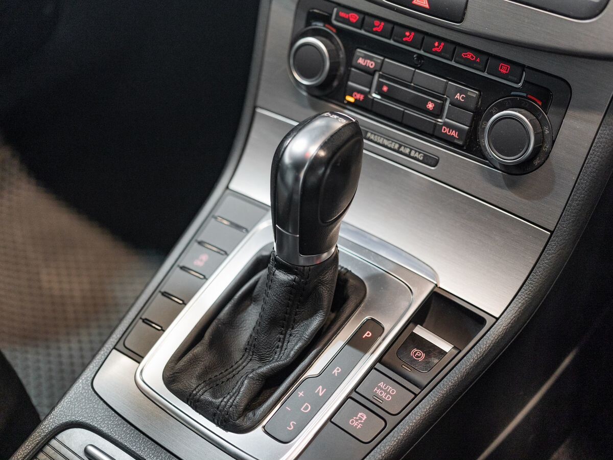 Volkswagen Passat 2011 - фото автомобиля