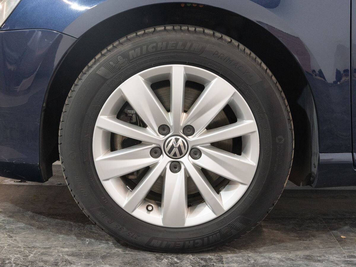 Volkswagen Passat 2011 - фото автомобиля