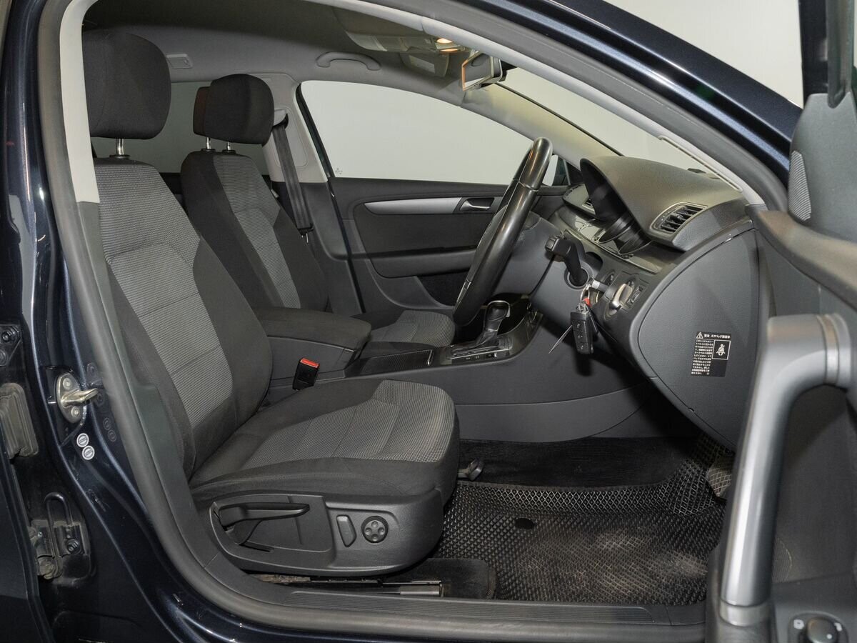 Volkswagen Passat 2011 - фото автомобиля