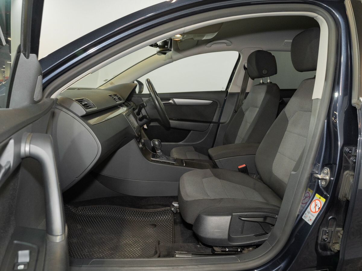 Volkswagen Passat 2011 - фото автомобиля