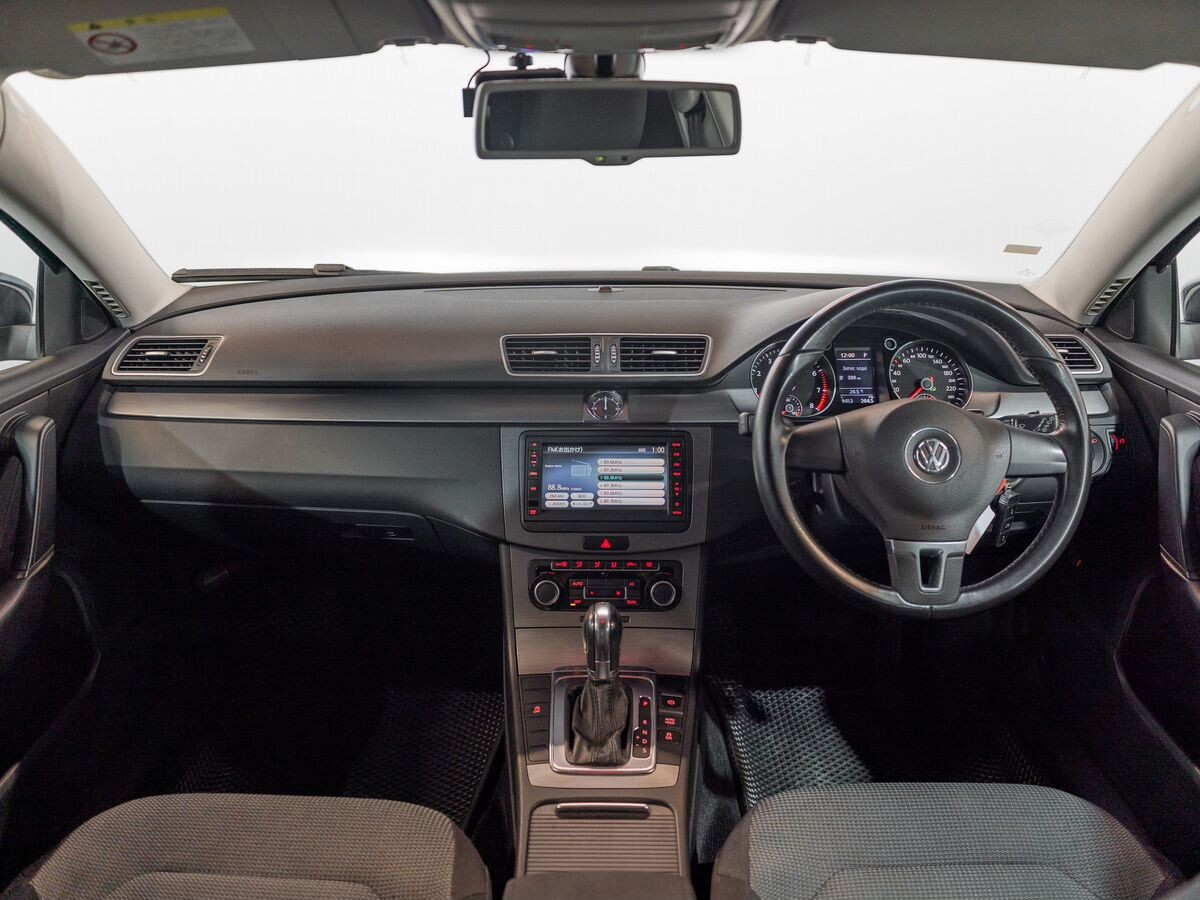 Volkswagen Passat 2011 - фото автомобиля