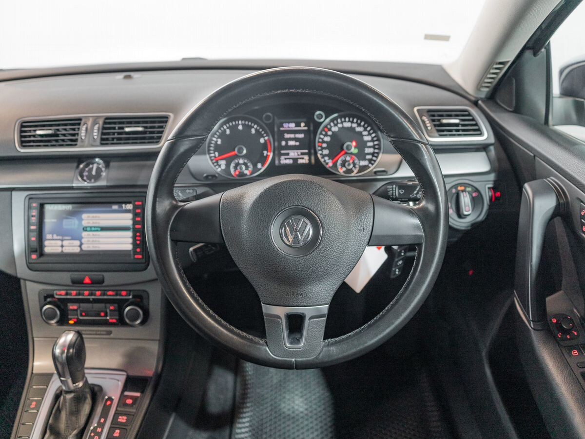 Volkswagen Passat 2011 - фото автомобиля