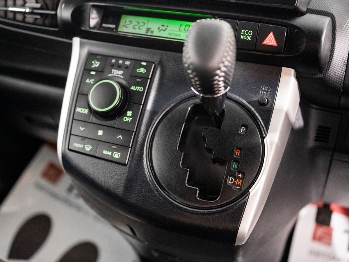 Toyota Wish 2011 - фото автомобиля