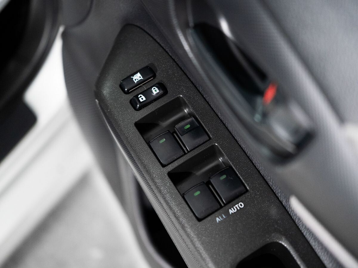 Toyota Wish 2011 - фото автомобиля
