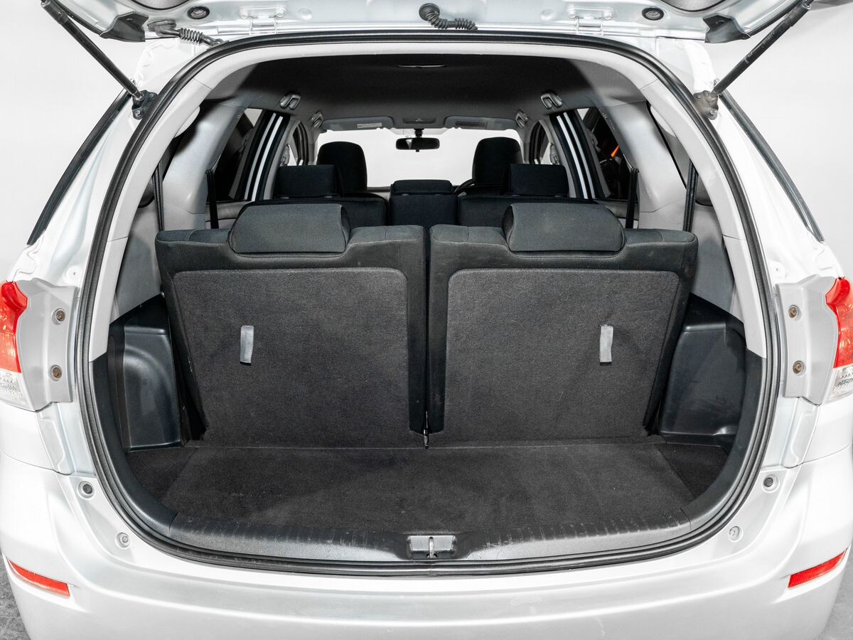 Toyota Wish 2011 - фото автомобиля