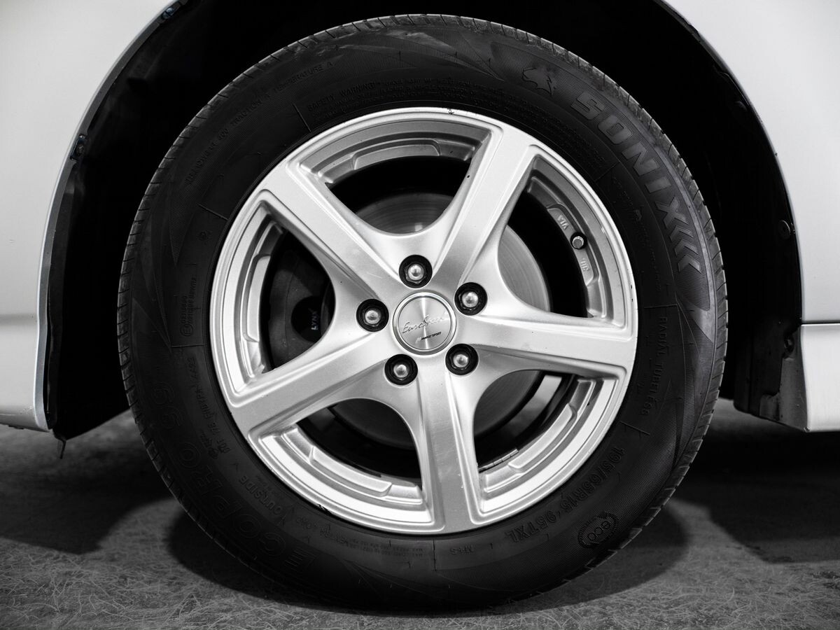 Toyota Wish 2011 - фото автомобиля