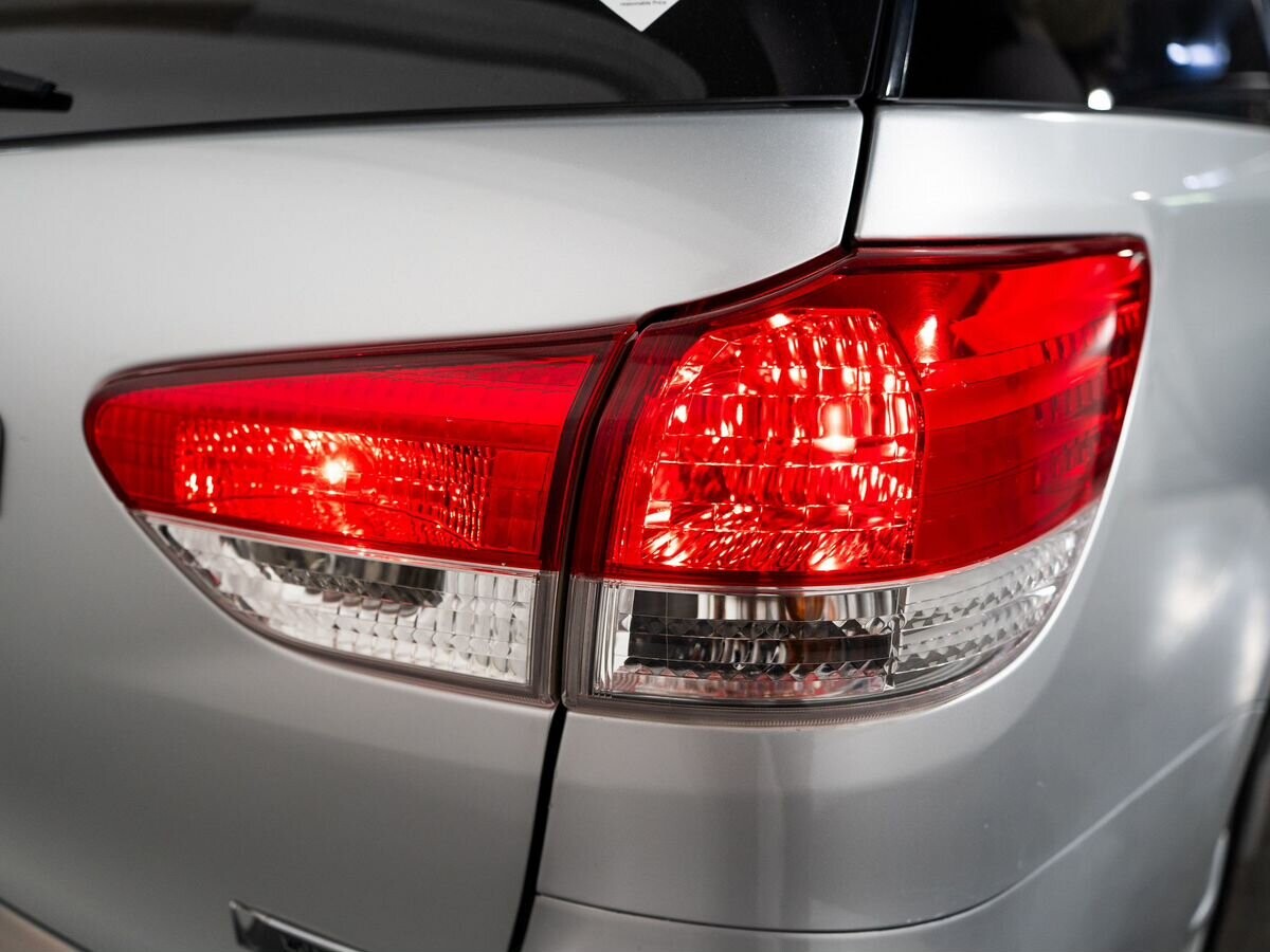 Toyota Wish 2011 - фото автомобиля