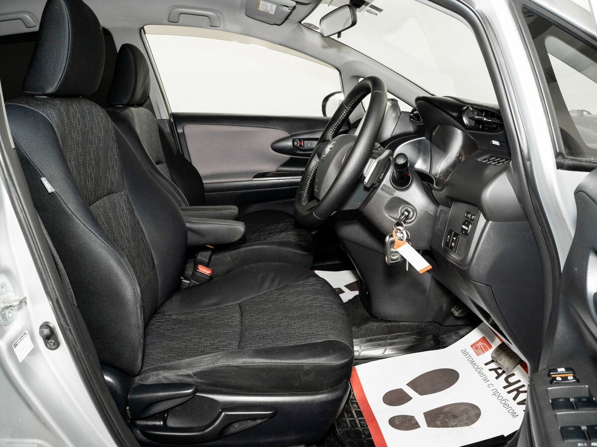 Toyota Wish 2011 - фото автомобиля