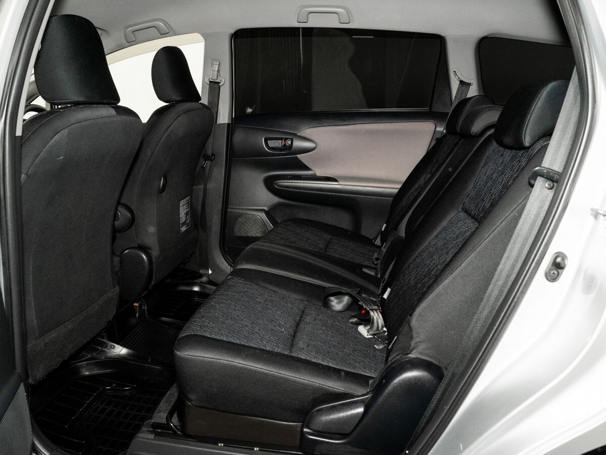 Toyota Wish 2011 - фото автомобиля