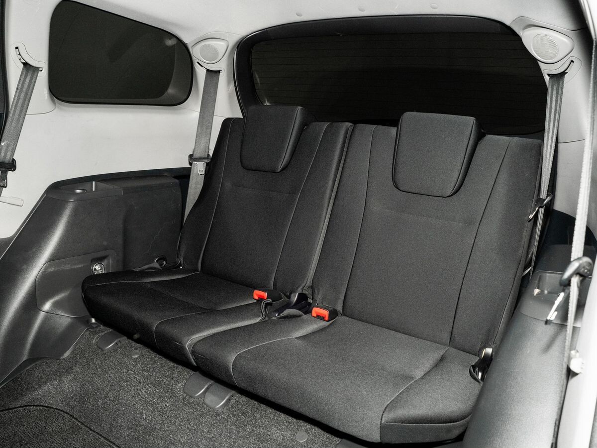 Toyota Wish 2011 - фото автомобиля