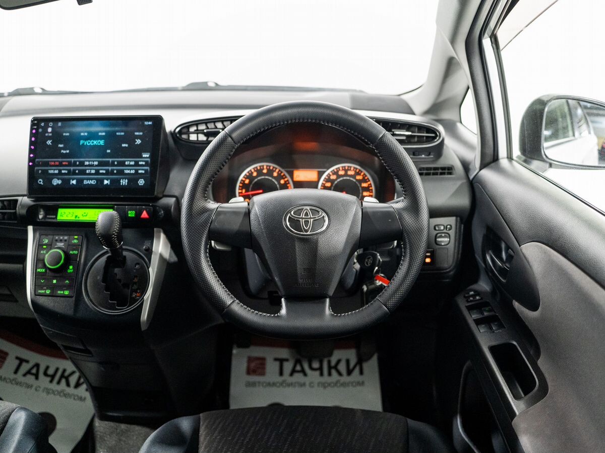 Toyota Wish 2011 - фото автомобиля