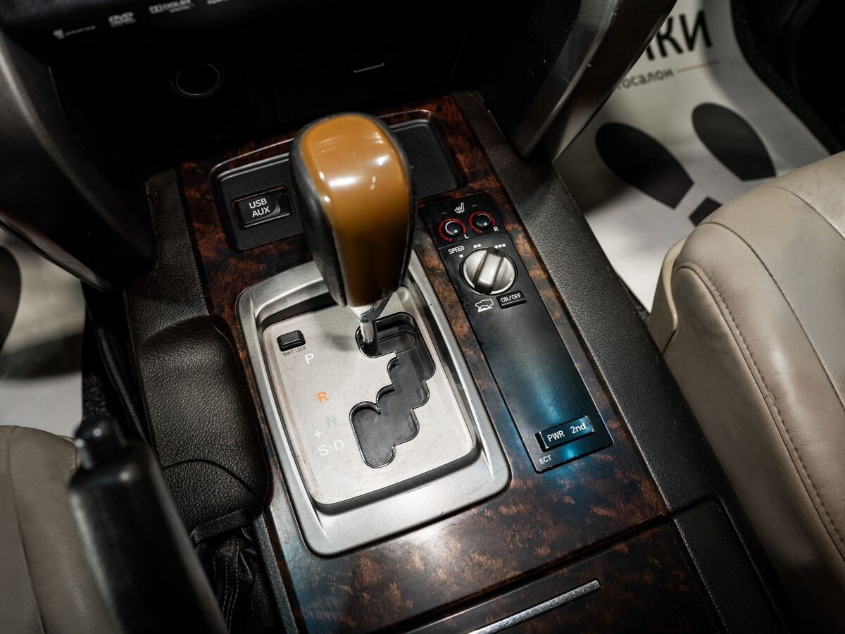 Toyota Land Cruiser 2011 - фото автомобиля
