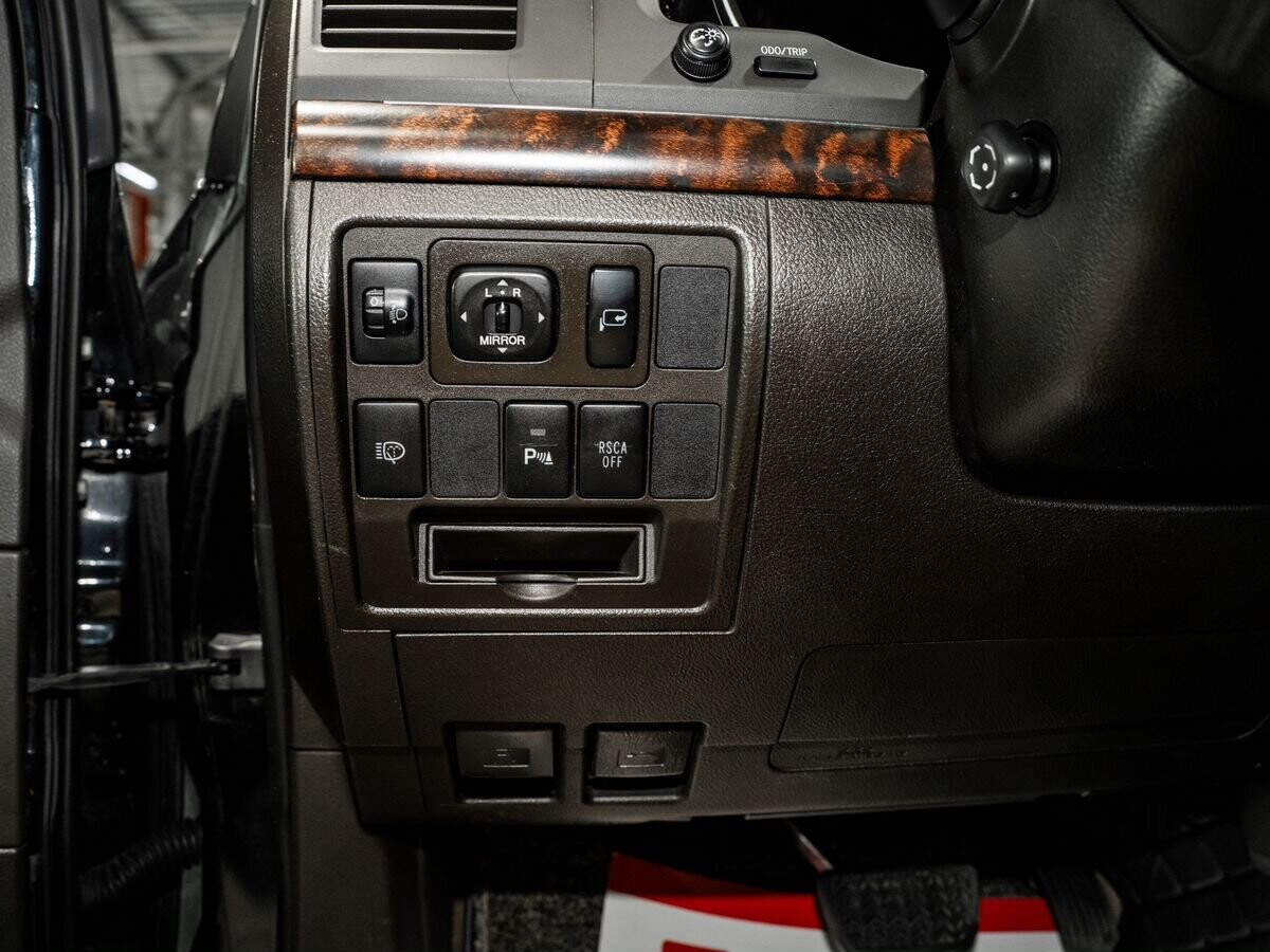 Toyota Land Cruiser 2011 - фото автомобиля