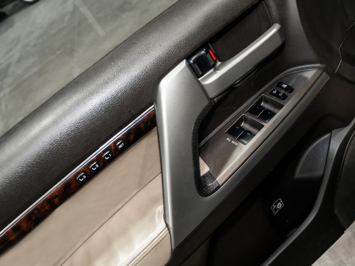 Toyota Land Cruiser 2011 - фото автомобиля