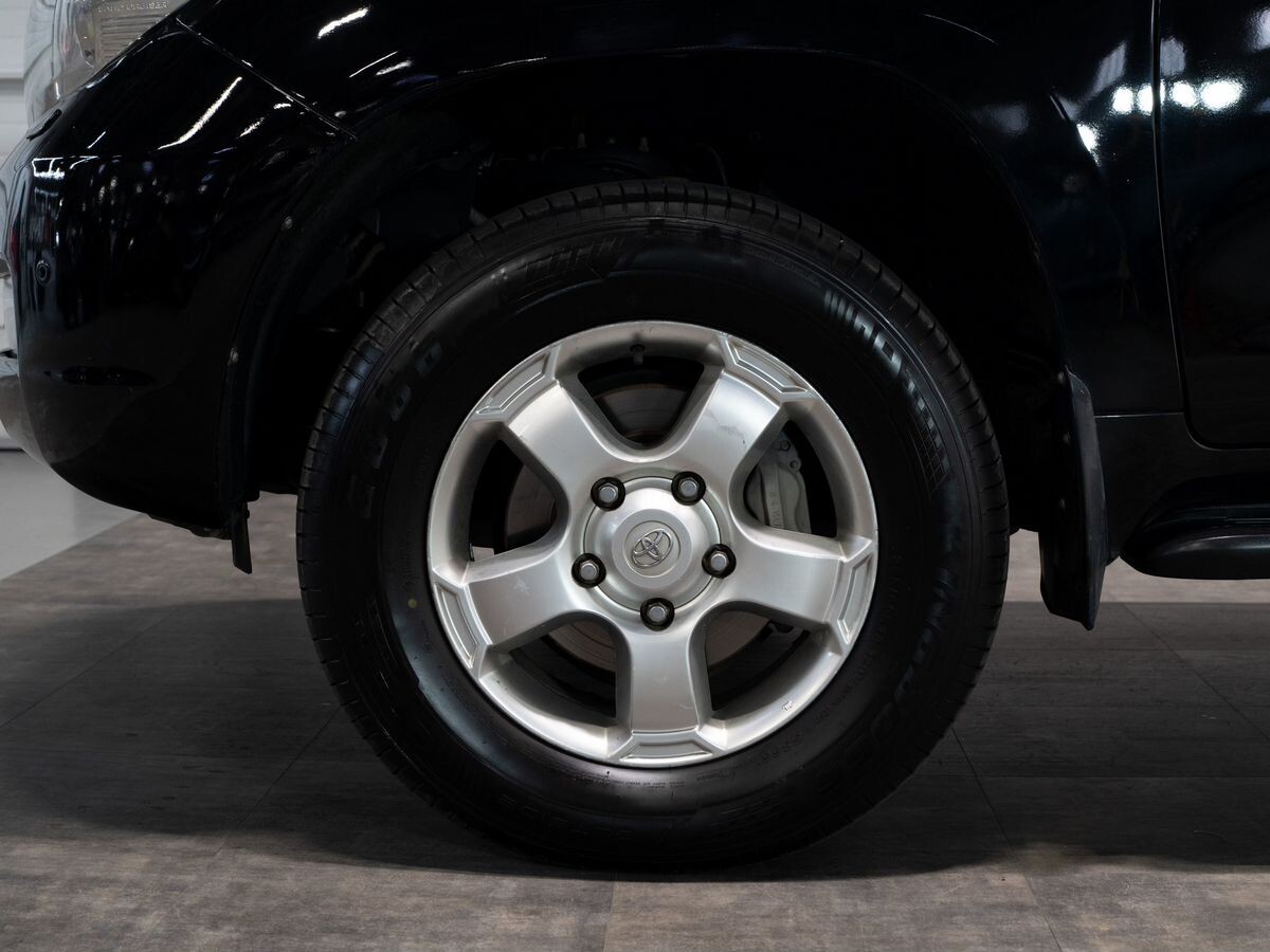 Toyota Land Cruiser 2011 - фото автомобиля