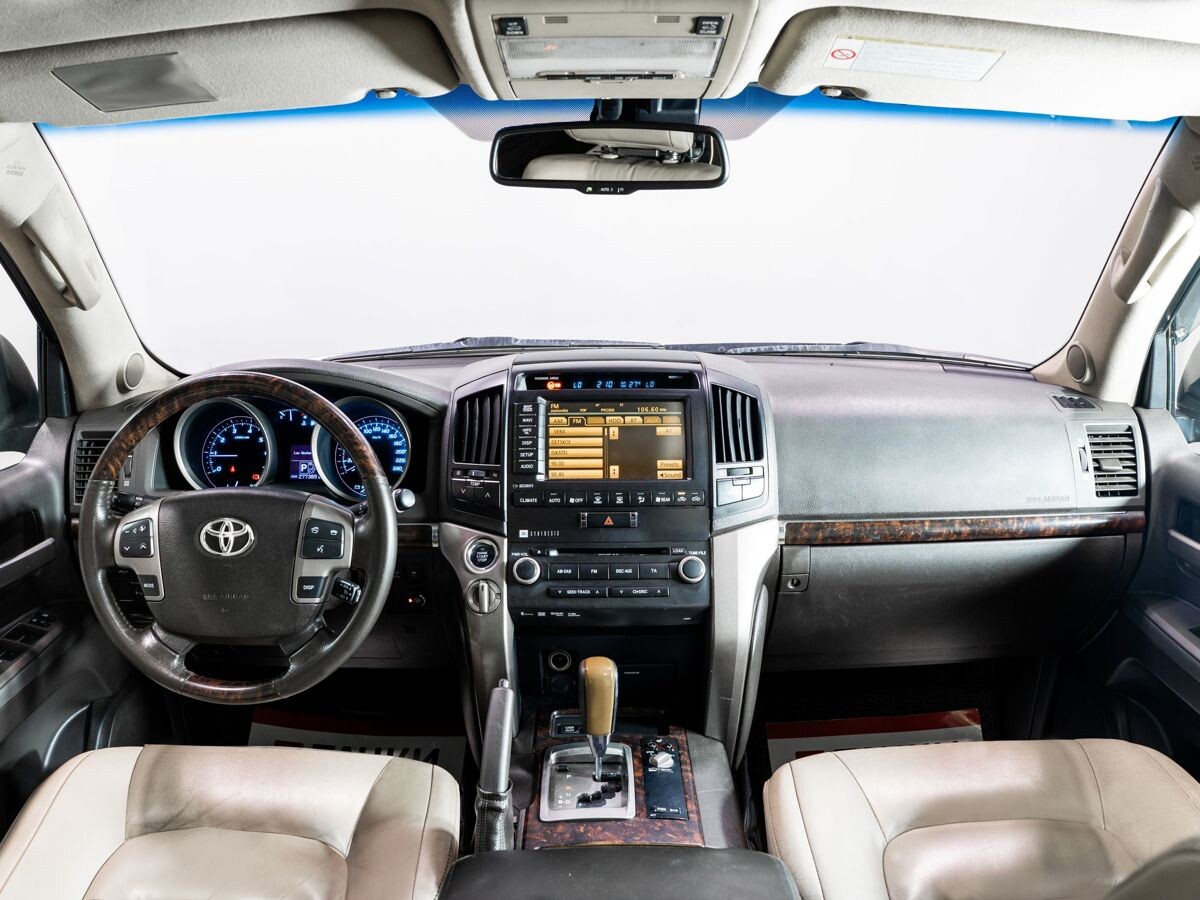 Toyota Land Cruiser 2011 - фото автомобиля
